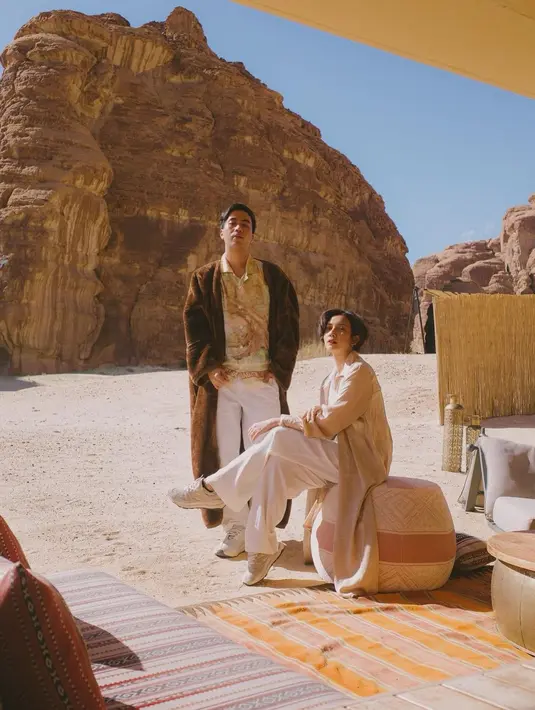 Penyanyi Vidi Aldiano dan aktris Sheila Dara juga sempat berkunjung ke Al-Ula untuk Honeymoon. Vidi Aldiano tampil keren dengan kemeja bermotif warna kuning yang dipadukan long outer warna cokelat. Sedangkan Sheila tampil cantik dengan tunik warna beige dan celana kulot berwarna putih. [@vidialdiano]