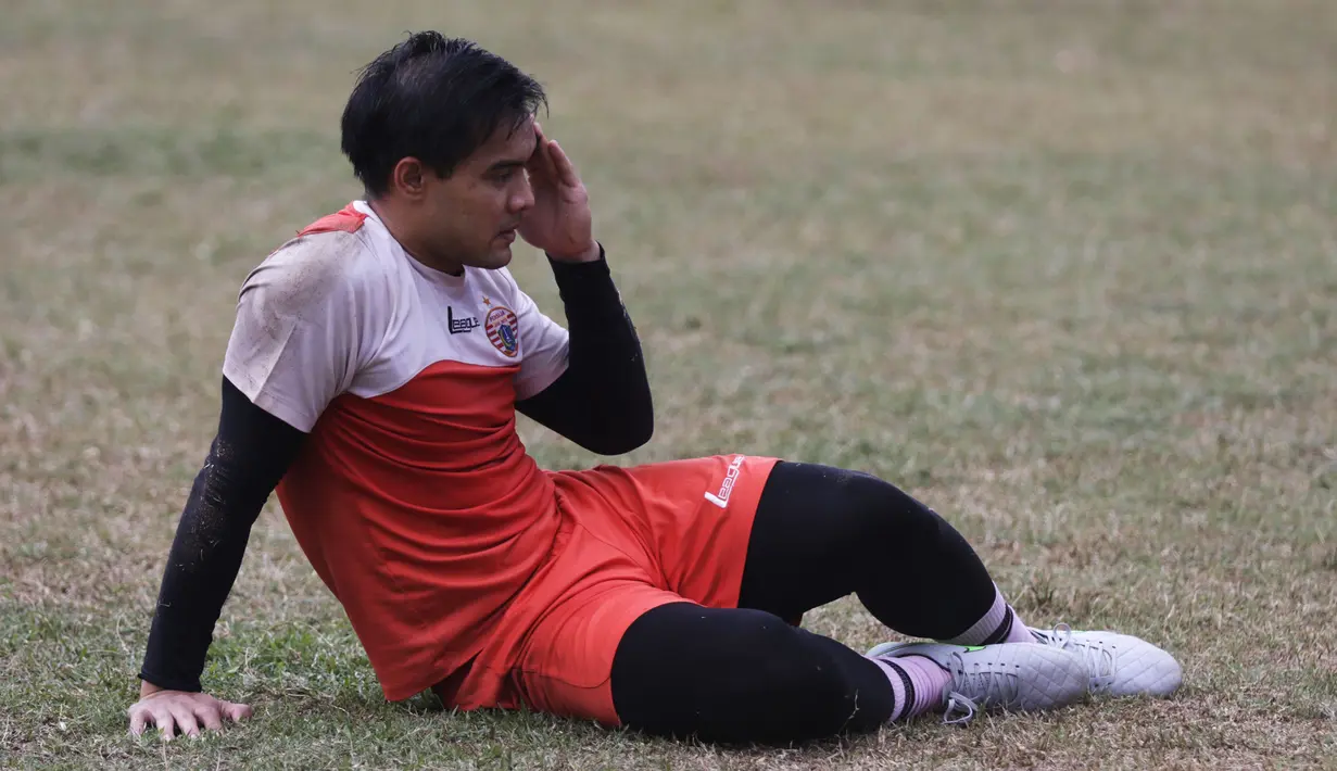 Kiper Persija, Andritany Ardhiyasa berlatih jelang turnamen Piala Jenderal Sudirman di Lapangan National Youth Training Center, Sawangan, Depok, Jawa Barat, Senin (2/11/2015). (Bola.com/Vitalis Yogi Trisna)