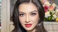 Hadiri gala premiere Pengabdi Setan, Raline Shah tampil dramatis dengan setelan hitam dan lipstik merah menyala. (Instagram/ralineshah).