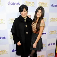 Kris Jenner dan Kylie Jenner (via idesigntimes.com)