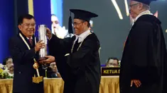 Mantan Wakil Presiden Jusuf Kalla menerima penghargaan HB IX Award 2019 dari UGM, bersamaan dalam peringatan Lustrum XIV UGM, Kamis (19/12/2019). Kiprah JK yang dinilai serius memperjuangkan perdamaian serta kemanusiaan menjadi latarbelakang diberikannya anugerah tersebut. (FOTO: Tim Media JK)