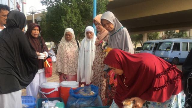 Pedagang Makanan Indonesia Di Makkah Laris Manis Diburu Jemaah