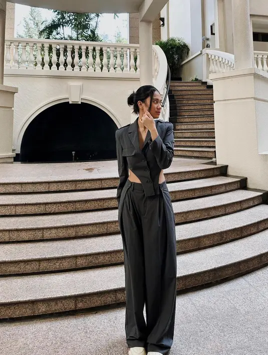 Gaya Azizah Salsha yang juga menuai pujian adalah ini. Ia mengenakan outfit serba hitam, atasan berpotongan edgy yang serasi dengan celana panjangnya. [Foto: Instagram/azizahsalsha_]