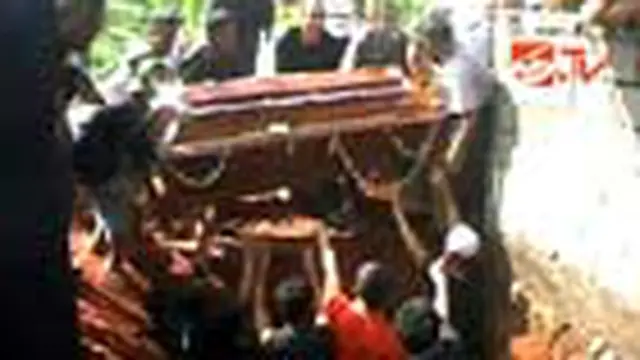Empat jenazah korban tabrakan beruntun di Banyumanik, Semarang, Senin (14/6) siang dikubur dalam satu liang lahat. 