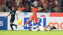 <p>Pemain Persija Jakarta, Witan Sulaeman (atas) melompat menghindari tekel pemain PSM Makassar, Erwin Gutawa pada laga pekan pertama BRI Liga 1 2023/2024 antara Persija Jakarta menghadapi PSM Makassar di Stadion Utama Gelora Bung Karno (SUGBK), Senayan, Jakarta, Senin (3/7/2023). (Bola.com/M Iqbal Ichsan)</p>