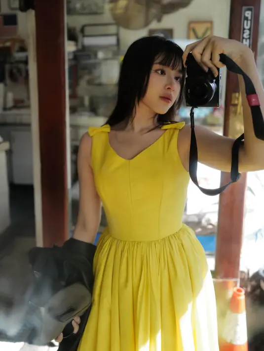 Dan yang menarik perhatian, rambut nya kini model lurus panjang hitam dibiarkan terurai. Dengan poni depan yang membuatnya tampil semakin cute.  [@tiaraandini]
