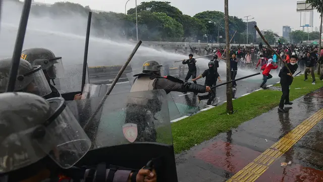 Aparat Keamanan Pukul Mundur Massa Pengunjuk Rasa DPR