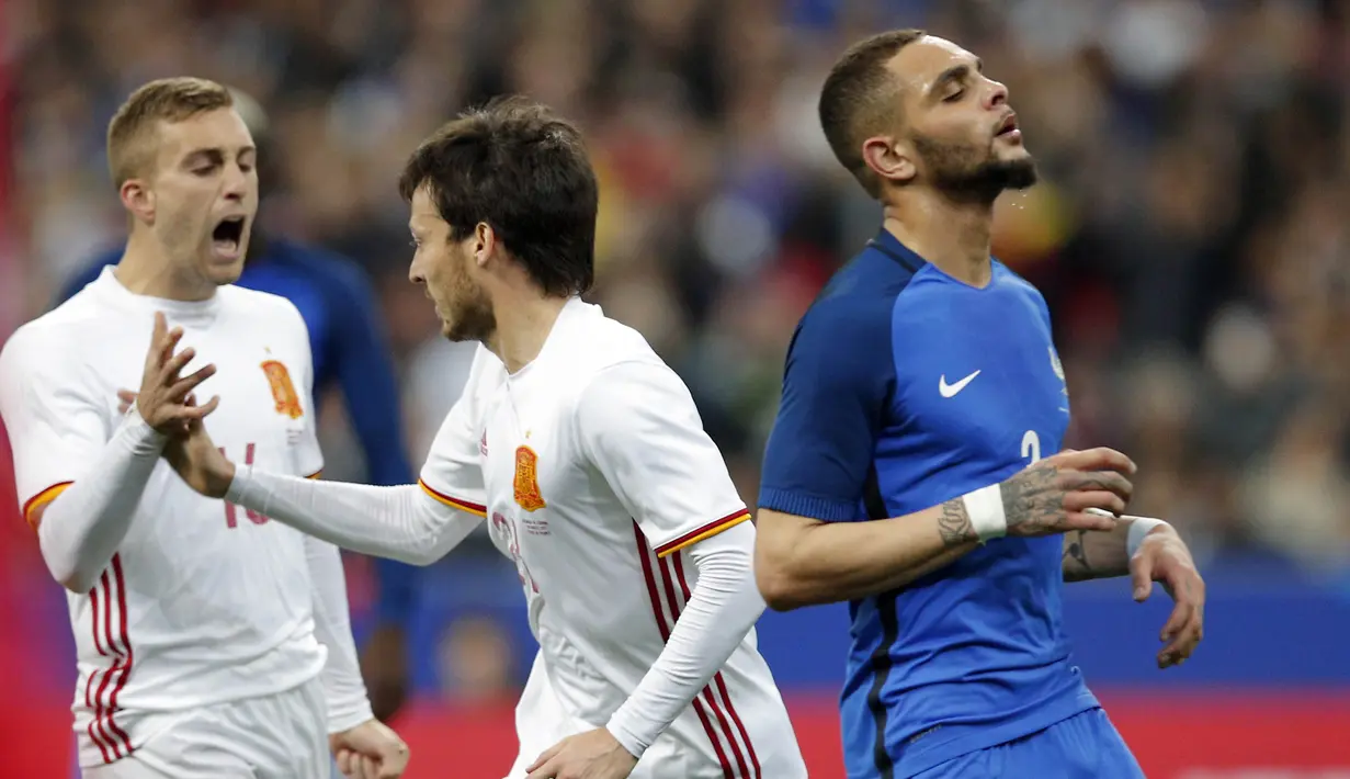 Bek Prancis, Layvin Kurzawa, tampak kecewa saat timnya takluk dari Spanyol saat pertandingan persahabatan di Stade de France, Prancis, (28/3/2017). Spanyol permalukan Prancis dengan skor 2-0. (AP/Christophe Ena)