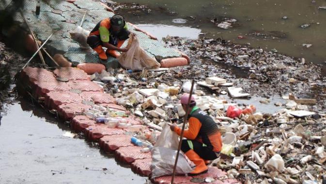 Gerak Cepat Jakarta: 1.790 Pasukan Oranye Dikerahkan Bersihkan Sampah di 25 Titik Krusial Banjir