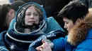 Astronot Kate Rubins dari AS di periksa kesehatannya oleh regu penyelamat badan antariksa Rusia setelah berhasil melakukan pendaratan di  Dzhezkazgan, Kazakhstan (30/10). (Reuters/Dmitri Lovetsky)