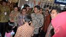 Presiden Joko Widodo berbincang dengan seorang anak usai peresmian di Jakarta Convention Centre (JCC), Jakarta, Kamis (12/3/2015).  GKN 2015 diikuti oleh ratusan wirausaha muda dan ribuan mahasiswa sebagai calon wirausaha. Liputan6.com/Faizal Fanani)