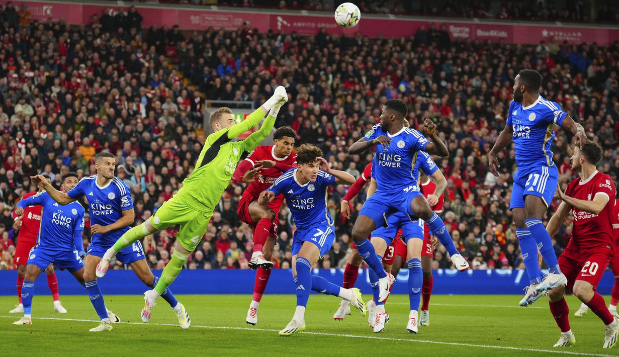 Kiper Leicester City, Jakub Stolarczyk menghalau bola saat laga putaran ketiga Carabao Cup 2023/2024 melawan Liverpool di Anfield, Liverpool, Inggris, Kamis (28/09/2023) dini hari WIB. Liverpool berhasil menang comeback 3-1 atas Leicester City. (AP Photo/Jon Super)