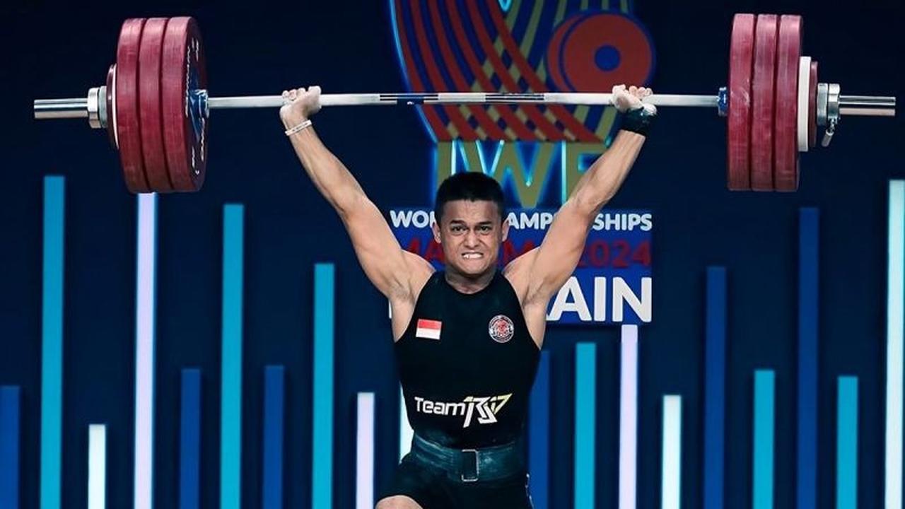 Wow, Rizki Juniansyah Memecahkan Rekor Dunia Angkat Besi dan Sabet Dua Emas di Kejuaraan Dunia 2025!