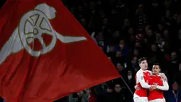 Pemain Arsenal, Alexis Sanchez, merayakan golnya ke gawang Dinamo Zagreb bersama Hector Bellerin, dalam laga Grup F Liga Champions di Stadion Emirates, London, Rabu (25/11/2015) dini hari WIB. (Reuters/Stefan Wermuth)