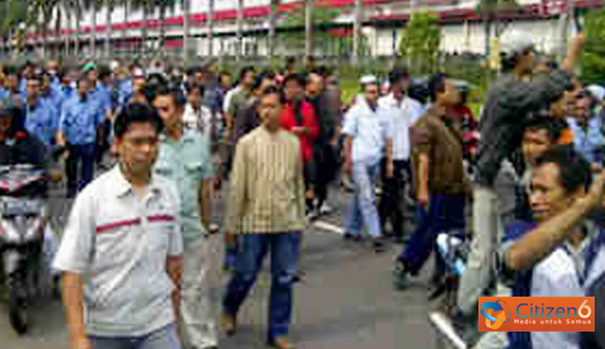 Citizen6, Bekasi: Buruh MM2100 turun ke jalan di kawasan East Jakarta Industrial Park (EJIP). (Pengirim: Raymond Kaya)