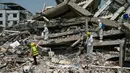 Jumlah korban tewas dalam bencana gempa berkekuatan magnitudo 7,7 ini diperkirakan akan meningkat menjadi lebih dari 3.000. (Sai Aung MAIN/AFP)