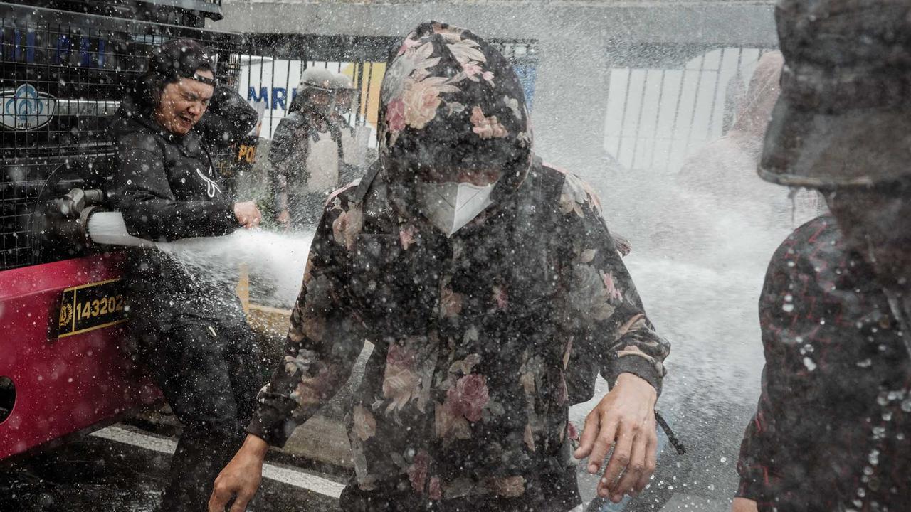 FOTO: Aksi  Demo DPR 25 Agustus, Massa Bentrok dengan Aparat