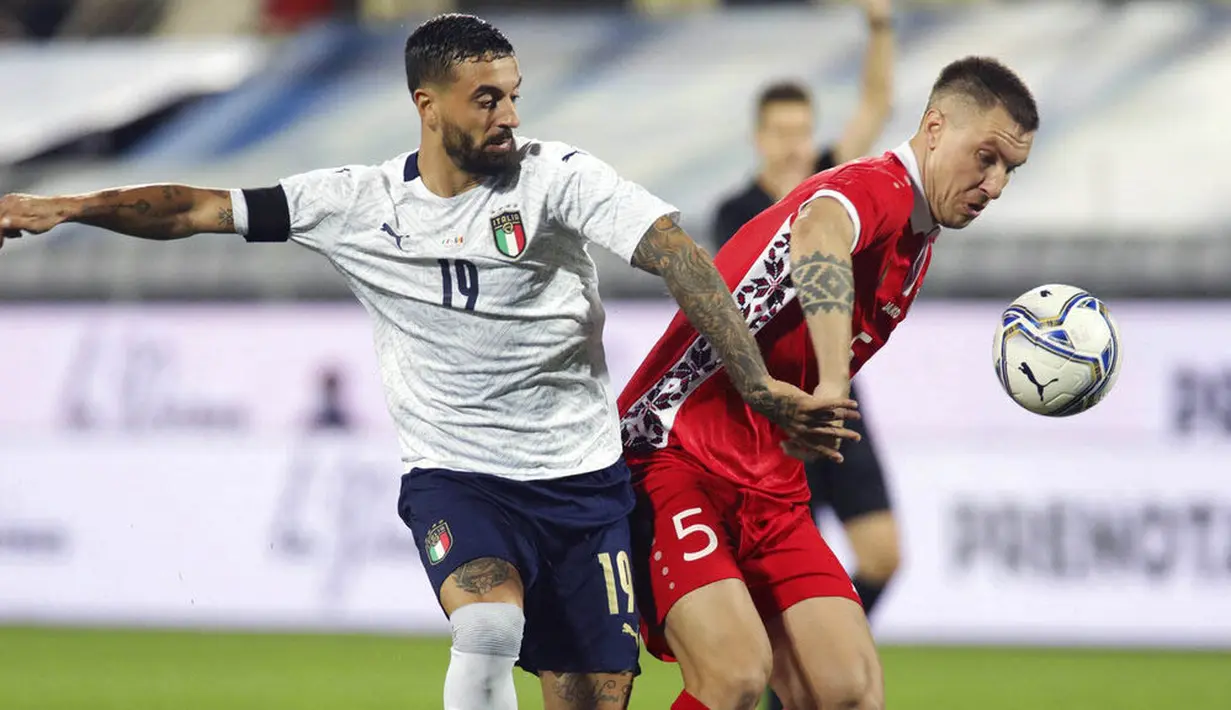 Pemain Italy, Francesco Caputo, berebut bola dengan pemain Moldova, Veaceslav Posmac, pada laga uji coba di Stadion Artemio Franchi, Kamis (9/10/2020). Italia menang dengan skor 6-0. (Marco Bucco/LaPresse via AP)