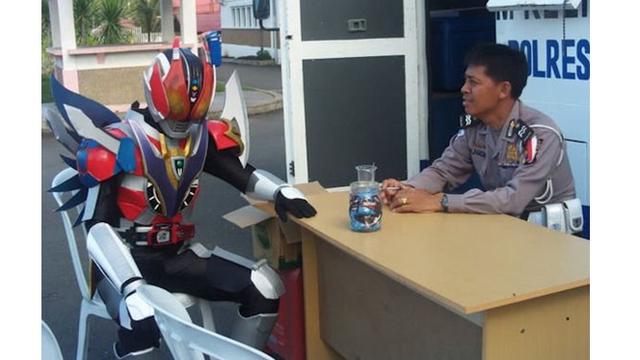 6 Potret Cosplay di Tempat Umum Ini Bikin Tepuk Jidat