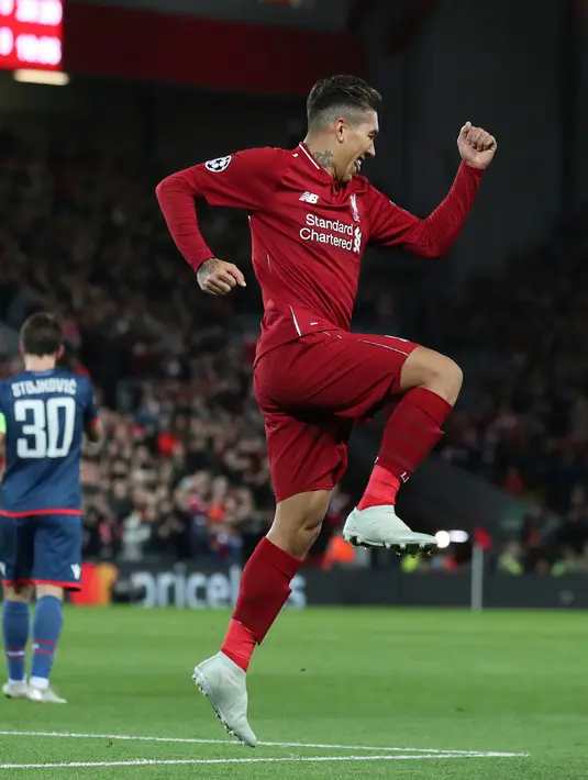 Striker Liverpool, Roberto Firmino berselebrasi usai mencetak gol ke gawang Red Star Belgrade selama pertandingan grup C Liga Champions di stadion Anfield, Inggris (24/10). Liverpool menang telak 4-0 atas Red Star. (AP Photo/Jon Super)