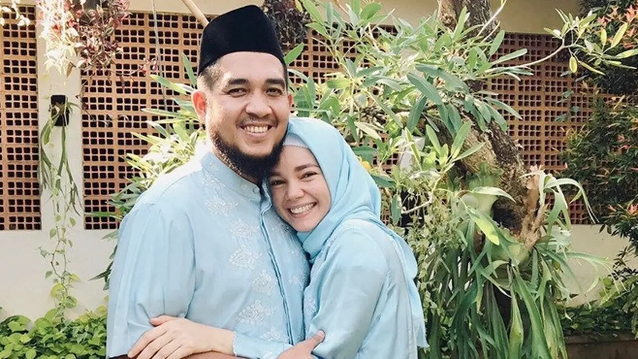 Jarang Tersorot, Ini 7 Potret Mesra Dewi Sandra dan Suami