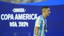 Pemain Argentina, Angel Di Maria saat mendapatkan medali setelah memenangkan Copa America 2024 di Hard Rock Stadium, Miami, Florida, Senin (15/07/2024) WIB. (AP Photo/Rebecca Blackwell)