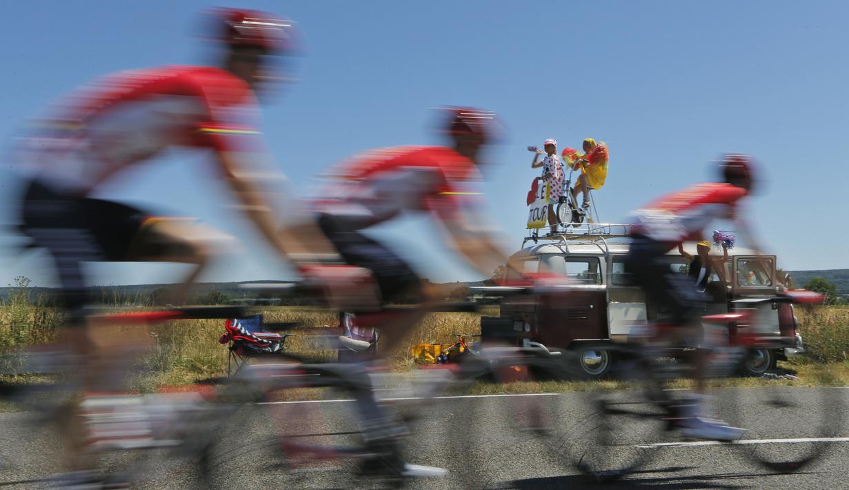 Pebalap sedang berlomba di Etape 7 Tour de France yang berjarak 190.5-km dari Livarot ke Fougeres, Prancis, (10/7/2015). (AP Photo/Christophe Ena)