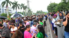 Ratusan pecinta traveling terlihat mengantri di area kawasan Senayan City, Jakarta, (11/03/16). Menyusul kesuksesan tahun lalu, BCA kembali bekerja sama dengan Singapore Airlines untuk memberikan berbagai penawaran menarik. (Liputan6.com/Faisal R Syam)