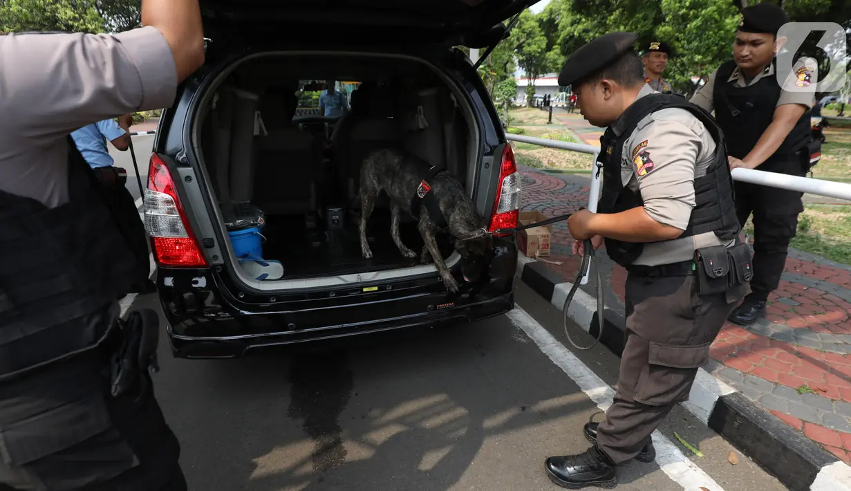 Unit K9 melakukan pemeriksaan kendaraan di kompleks Parlemen, Jakarta, Kamis (17/10/2019). Pengamanan Kompleks Parlemen makin diperketat jelang pelantikan Presiden dan Wakil Presiden terpilih Joko Widodo-Ma'ruf Amin pada 20 Oktober 2019. (Liputan6.com/JohanTallo)