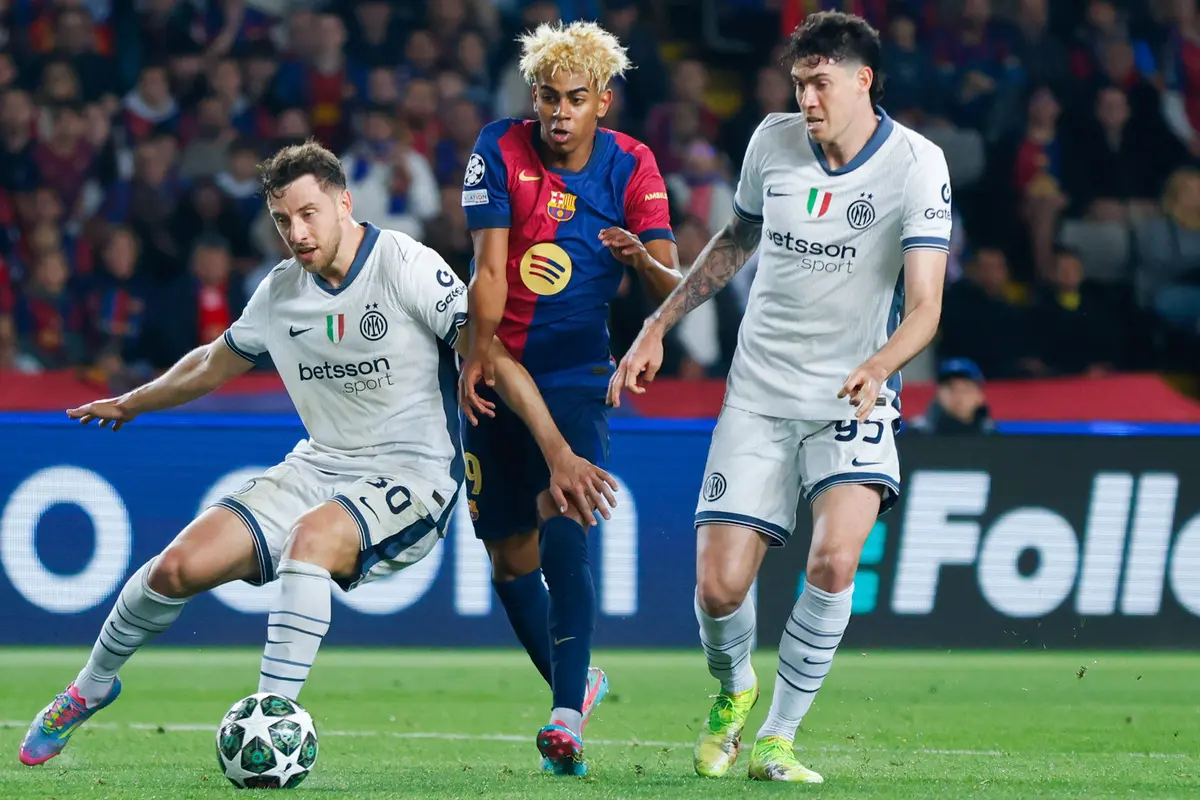 Foto: Melihat Lincahnya Lamine Yamal dan Denzel Dumfries yang Fantastis, Laga Barcelona Vs Inter Milan Luar Biasa