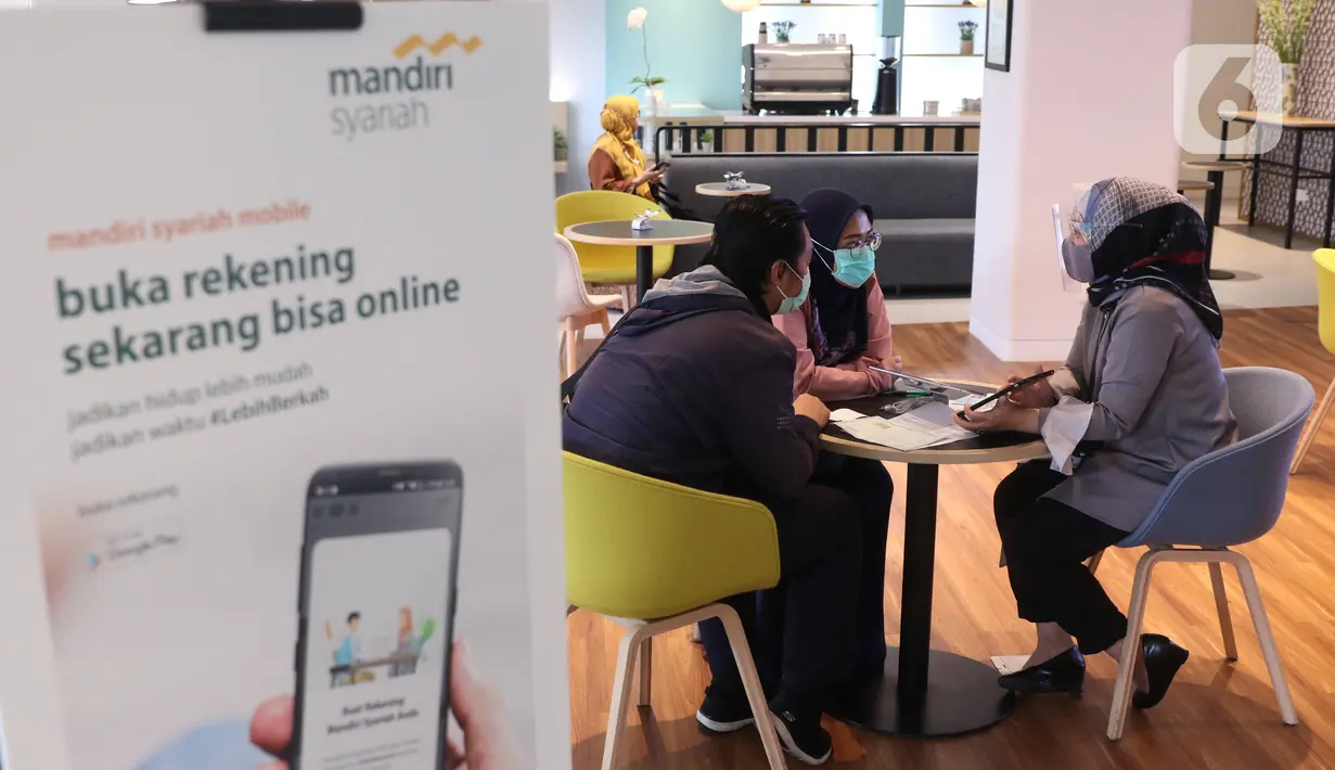 Nasabah memanfaatkan layanan digital bank melalui layanan Mandiri Syariah Mobile di Jakarta, Rabu (8/7/2020). Mandiri Syariah juga mengoptimalkan metode pembayaran digital tanpa uang tunai sebagai upaya untuk mengurangi risiko penyebaran Covid-19 di Era New Normal. (Liputan6.com/Angga Yuniar)