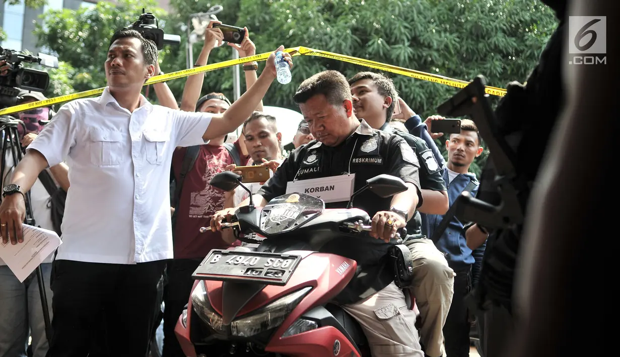 Korban yang diperankan oleh polisi mengendari sepeda motor saat rekonstruksi pengeroyokan anggota TNI di Polda Metro Jaya, Jakarta, Senin (17/12). (Merdeka.com/ Iqbal S. Nugroho)