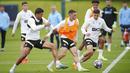 Pemain Manchester City, Phil Foden, mengikuti sesi latihan jelang laga final Liga Champions di Manchester, Selasa (6/6/2023). Manchester City akan berhadapan dengan Inter Milan di Stadion Olimpiade Ataturk, Turki, Minggu (11/6/2023), Pukul 02.00 WIB. (AP Photo/Jon Super)