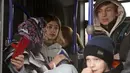 Pengungsi Ukraina menunggu di dalam bus setelah kedatangan mereka di perbatasan Medyka, Polandia, Rabu (30/3/2022). Badan pengungsi PBB mengatakan kini lebih dari 4 juta orang telah meninggalkan Ukraina, tonggak baru dalam krisis pengungsi terbesar di Eropa sejak Dunia Perang II. (AP/Sergei Grits)