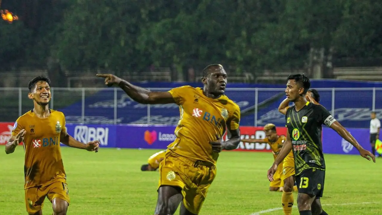 Striker Bhayangkara FC Herman Dzumafo.