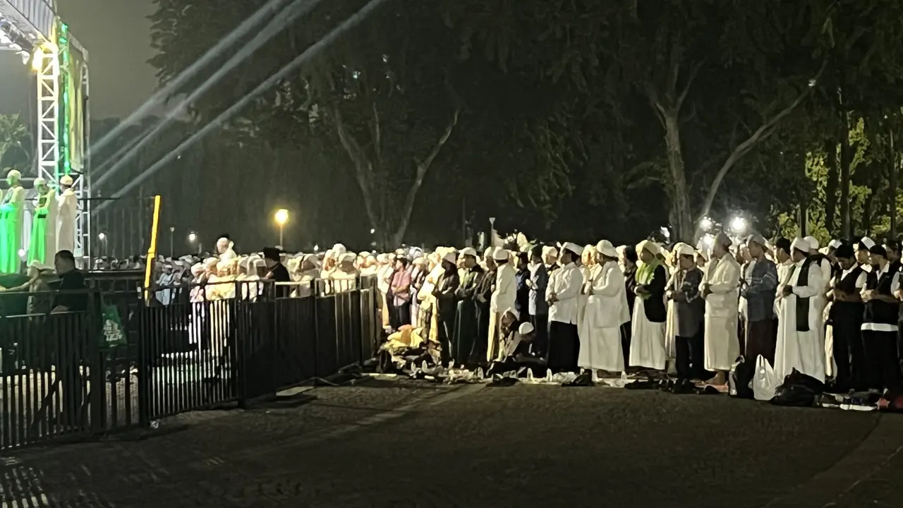 Massa Reuni 212 melaksanakan Salat Gaib berjemaah di kawasan Monumen Nasional (Monas), Jakarta Pusat, Selasa (2/12/2025), untuk para korban bencana Sumatra.