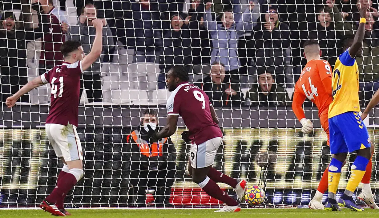 Pemain West Ham United Michail Antonio (tengah) melakukan selebrasi usai mencetak gol ke gawang Southampton pada pertandingan sepak bola Liga Inggris di London Stadium, London, Minggu (26/12/2021). Southampton menang 3-2. (Adam Davy/PA via AP)