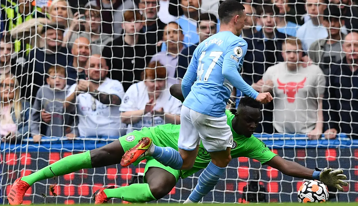 Bersama Chelsea di Liga Inggris musim 2021/2022 ini, penampilannya masih cekatan di bawah mistar gawang The Blues. Dari 20 laga, ia mampu membuat 8 kali clean sheet dan hanya kebobolan 16 gol hingga membawa Chelsea sementara berada di tiga besar. (AFP/Ben Stansall)