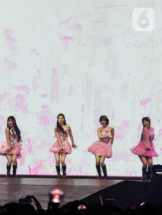 Setelah pembuka selesai, ReVeluv dimanjakan dengan lagu 'Bamboleo' yang asik untuk didendangkan. (Liputan6.com/JohanTallo)