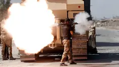 Seorang anggota pasukan khusus Irak meluncurkan granat saat bertempur melawan militan ISIS untuk merebut kembali kota Mosul, Irak, (20/10). (REUTERS/Goran Tomasevic)