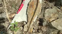 Mortir yang ditemukan dalam parit di Deli Serdang itu sudah berkarat. (Liputan6.com/Reza Efendi)