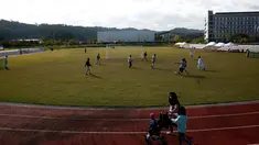 Pengungsi Afghanistan bermain sepak bola di taman bermain Institut Pengembangan Sumber Daya Manusia Nasional di Jincheon, Korea Selatan (13/10/2021). Para pengungsi muncul di hadapan publik pada hari Rabu, untuk pertama kalinya sejak mereka tiba pada akhir Agustus. (AFP/Pool/Jeon Heon-kyun)