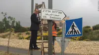 Wali Kota Yerusalem, Nir Barkat, berdiri di samping penanda jalan untuk Kedutaan AS di Yerusalem (7/5) (Nir Barkat / Facebook via CNN)