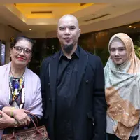 Ahmad Dhani bersama istrinya, Mulan Jameela dan Ibunya. (Daniel Kampua/Fimela.com)