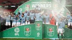 Pemain Manchester City merayakan setelah memenangkan pertandingan final Piala Liga Inggris melawan Chelsea di Wembley, Minggu (24/2). Manchester City dipaksa bertarung hingga babak adu penalti untuk mengandaskan perlawanan Chelsea. (AP/Alastair Grant)