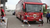 Ricky Kambuaya dan Beckham Putra berjalan meninggalkan bus Timnas Indonesia. (Bola.com/Alit Binawan)