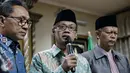 Ketua Muhammadiyah, Anwar Abbas (tengah) memberikan komentar usai pertemuan dengan PAN di PP Muhammadiyah, Jakarta, Senin (15/2/2016). Pertemuan tersebut, membahas isu-isu soal keadilan, pilar kebangsaan, SDM dan pluralisme. (Liputan6.com/Faizal Fanani)