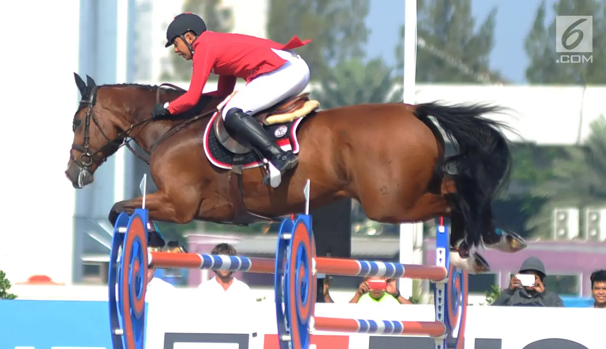 Atlet berkuda Indonesia, Ferry Wahyu Hadiyanto saat bertanding di final nomor jumping Asian Games 2018 di JIEP, Jakarta, Kamis (30/8). Ferry gagal menyumbangkan medali. (Merdeka.com/Arie Basuki)