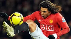 Manchester United's Argentinian forward Carlos T&eacute;vez controls the ball during the FA Cup Fourth round football match against Tottenham at Old Trafford, Manchester, on January 24, 2009. AFP PHOTO/ANDREW YATES
