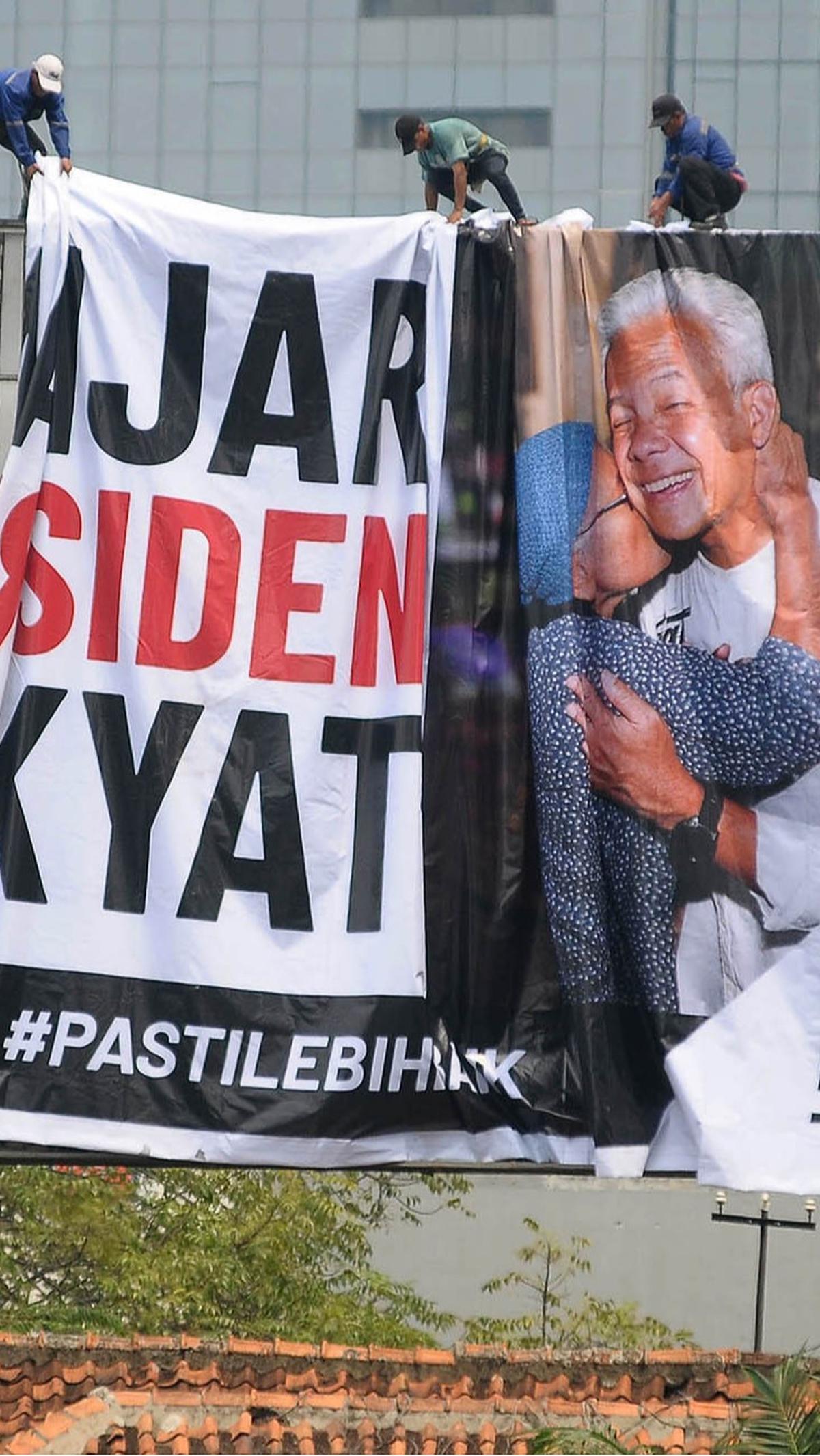 Di kawasan Karet Tengsin, sebuah baliho raksasa yang baru dipasang memperlihatkan kedekatan Ganjar dengan rakyat.